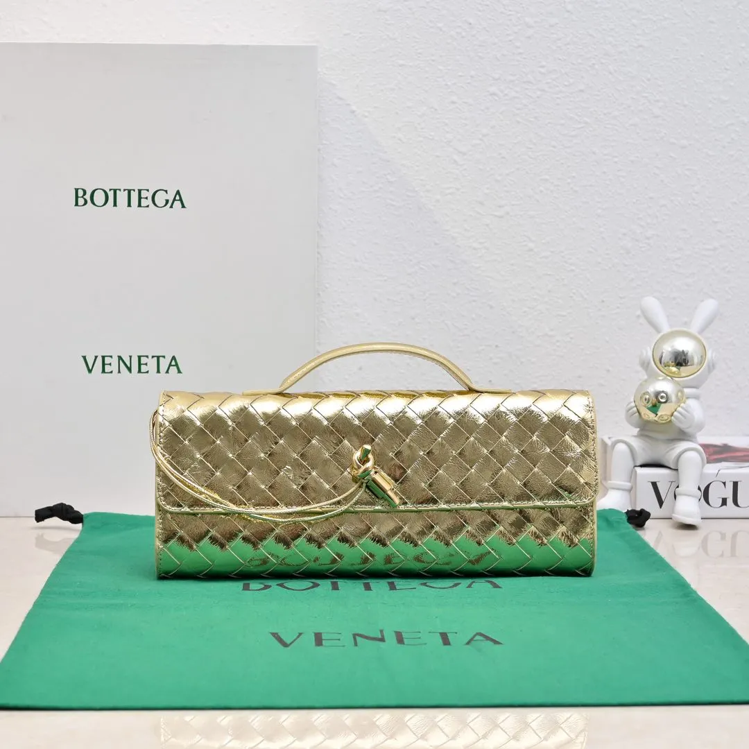 The batch of 1360 BV Andiamo evening handbags has been heavily planted again~ The designer aesthetics in the era of economic downturn are back. I fall in love with it at first sight and can't put it down. It's so beautiful and full of aura. The shape and texture are very competitive. It's light in weight and has sufficient capacity. It's a must-have for fashionistas. It's suitable for many occasions, minimalist, high-end and light luxury. Model No.: 741511 Size: 31*13*3cm
